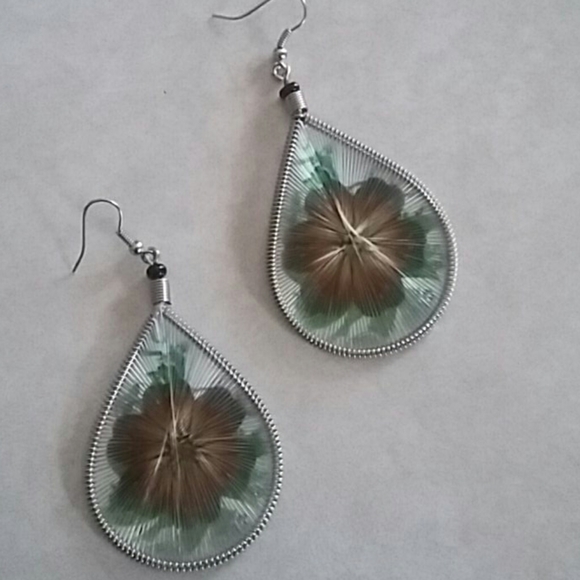 4/$20🎀 Drop Thread Earrings - Picture 3 of 4